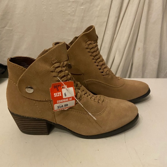Plume tan suede ankle boots with block heels snap sides size 6 NWT - Picture 1 of 8